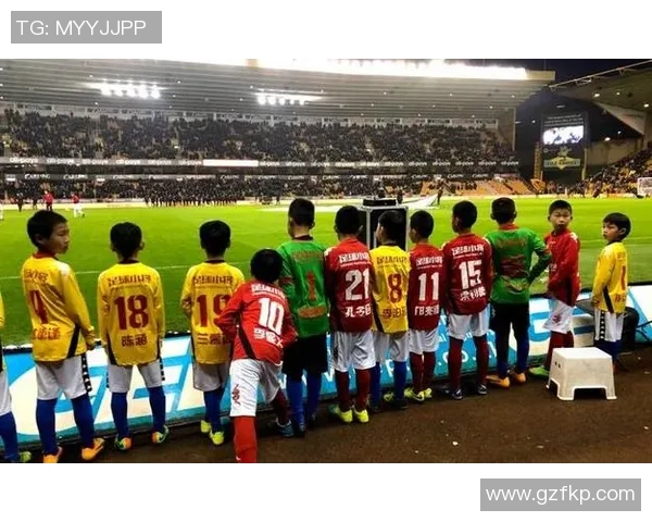 国足主帅亲自下基层选拔新人 引发众多球迷围观热议